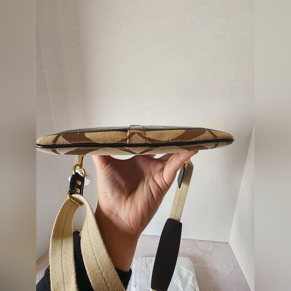 ✨️NWT✨️ Coach Signature Canvas & Leather Swing Pack Crossbody - 2008 - Picture 10 of 12